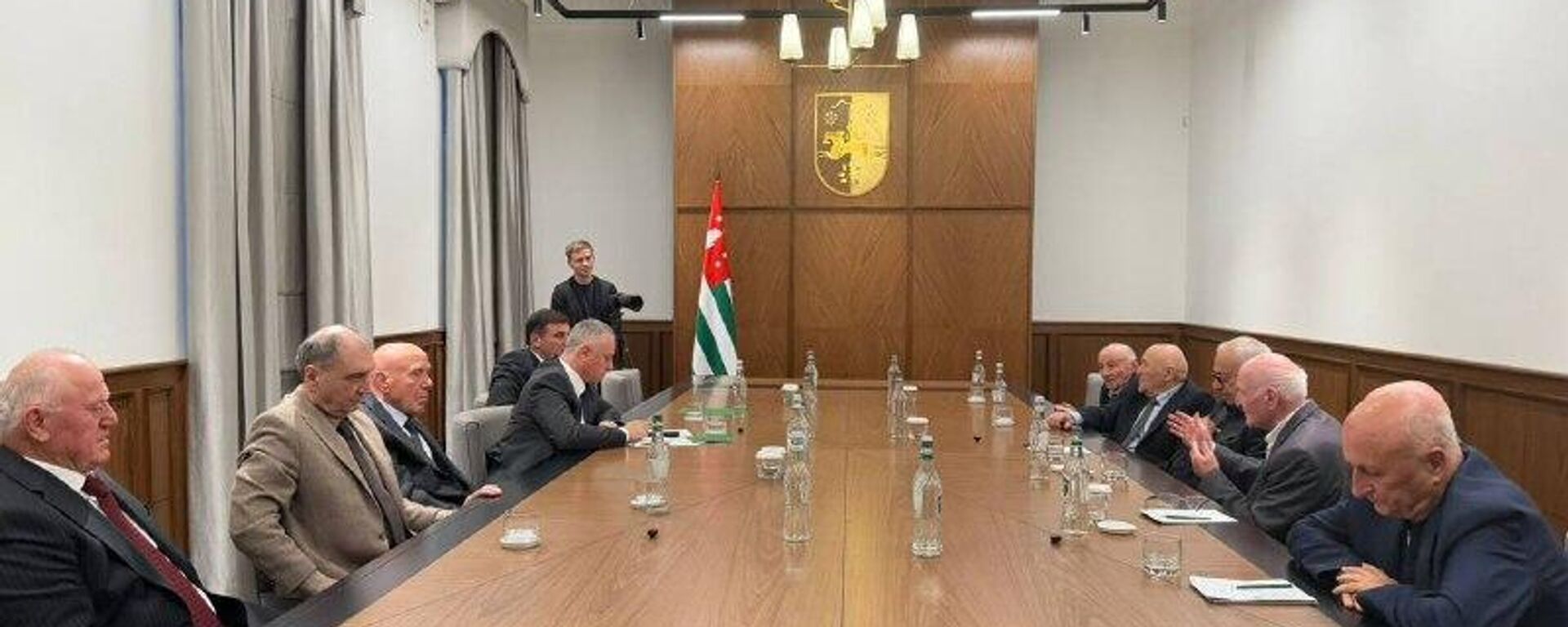 Бадра Гунба и Беслан Бигвава встретились с депутатами Парламента I созыва - Sputnik Абхазия, 1920, 25.11.2025