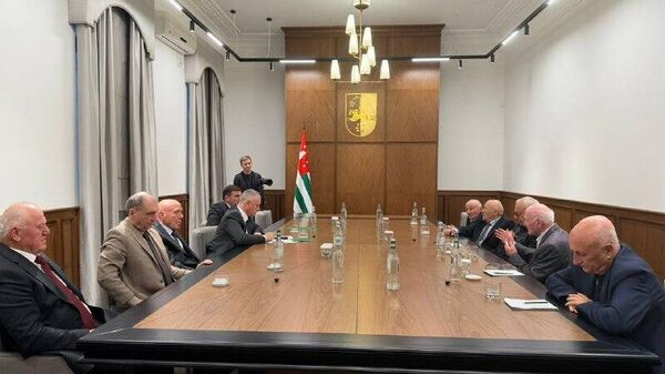 Бадра Гәынбеи Беслан Бигәааи Жәлар Реизара-Апарламент актәи ааԥхьара адепутатцәа ирԥылеит - Sputnik Аҧсны