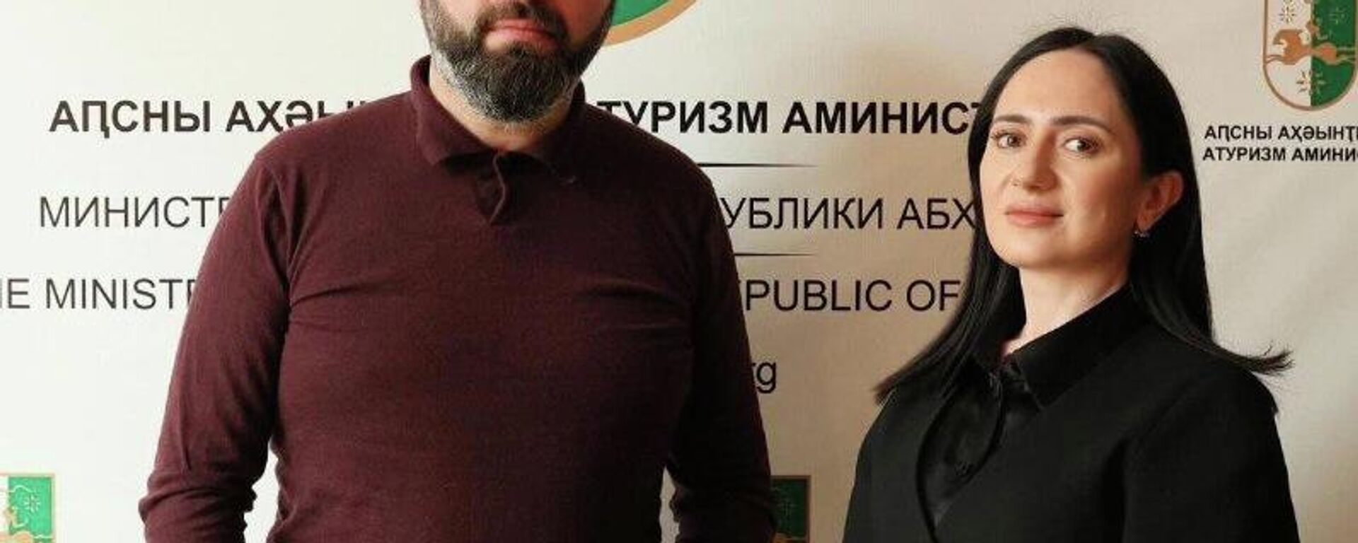 Аԥсны атуризм аминистр Асҭамыр Логәуеи ахәыҷтәы аомбудсмен Мактина Џьынџьалԥҳаи алацәажәеит аибашьра ахьцо аҭыԥқәа рҿы инхо ахәыҷқәа рыԥсшьара аиҿкаареи ршәарҭадареи рзы аусбарҭабжьаратә комиссиақәа раԥҵара - Sputnik Аҧсны, 1920, 26.11.2025