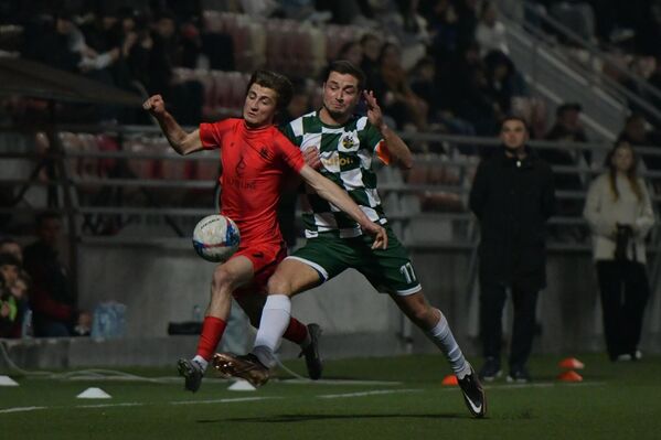 Футболисты борются за мяч в центральной части поля. - Sputnik Абхазия