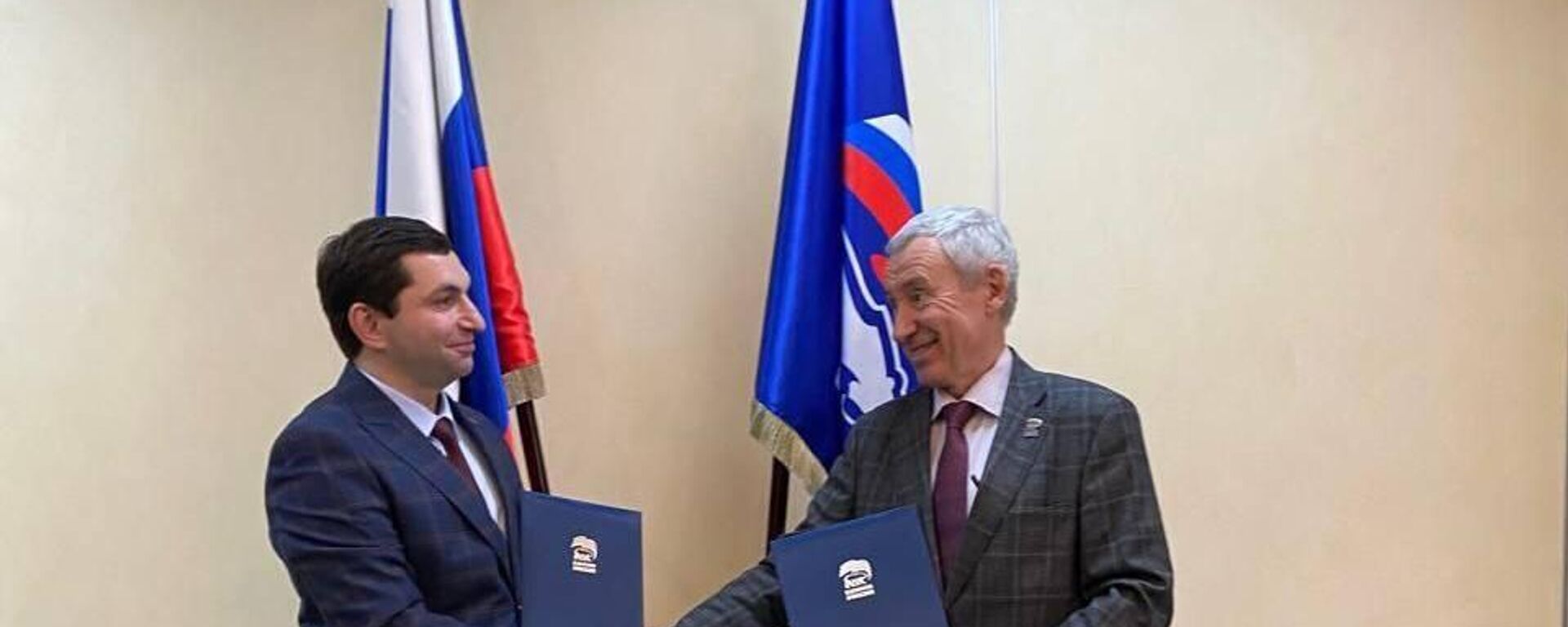 Единая Россия обновила соглашение о сотрудничестве с партией Единая Абхазия - Sputnik Абхазия, 1920, 27.11.2025