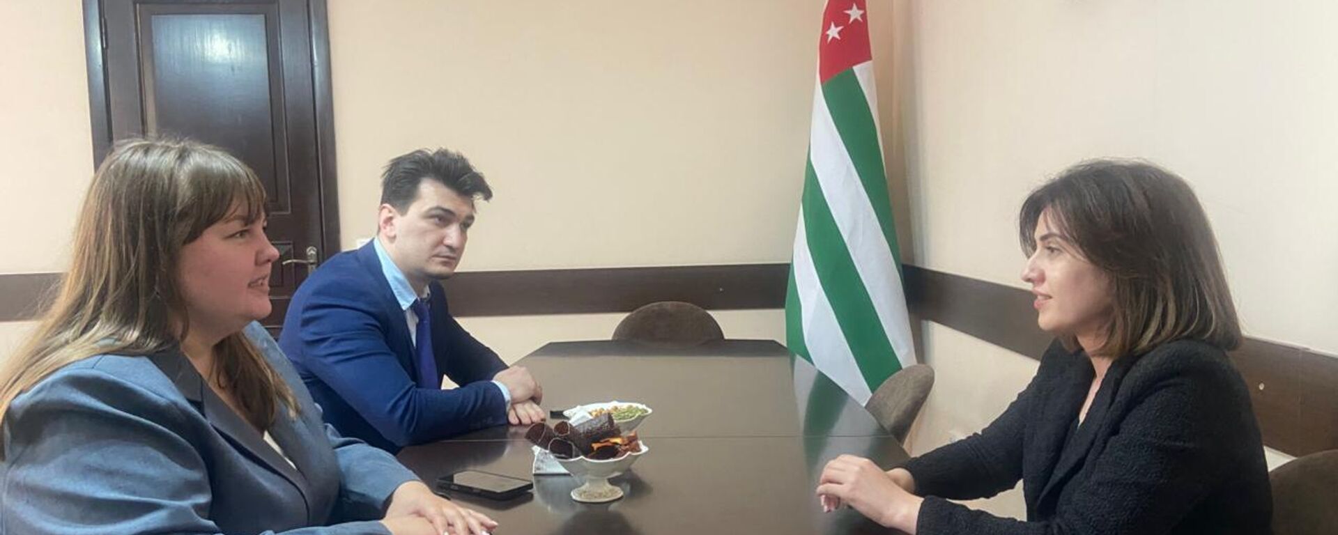 Министр просвещения Абхазии Хана Гунба провела встречу с первым заместителем директора Фонда Моя история Анастасией Калугиной и советником директора фонда Идрисом Газдиевым.   - Sputnik Абхазия, 1920, 27.11.2025