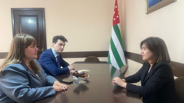Министр просвещения Абхазии Хана Гунба провела встречу с первым заместителем директора Фонда Моя история Анастасией Калугиной и советником директора фонда Идрисом Газдиевым.   - Sputnik Абхазия