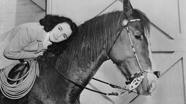 Американская актриса Элизабет Тейлор верхом на лошади. - Sputnik Абхазия