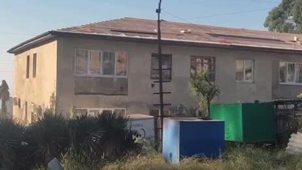 Замена кровли началась в жилом доме на улице Комарова в Гагре - Sputnik Абхазия