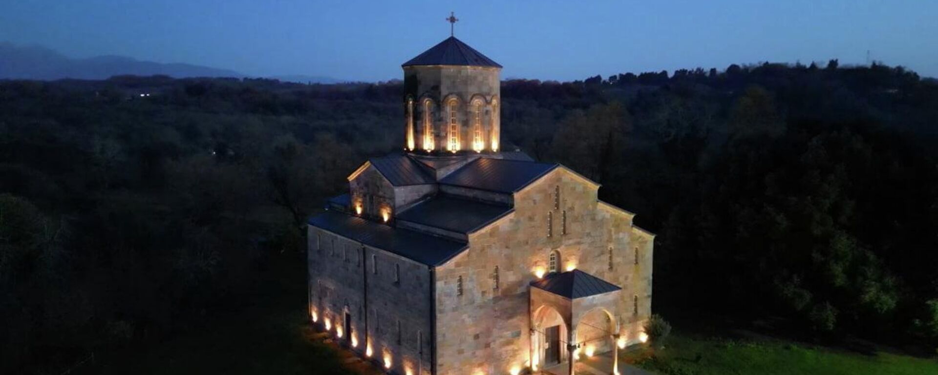 Художественная подсветка появилась на Моквском храме - Sputnik Абхазия, 1920, 29.11.2025