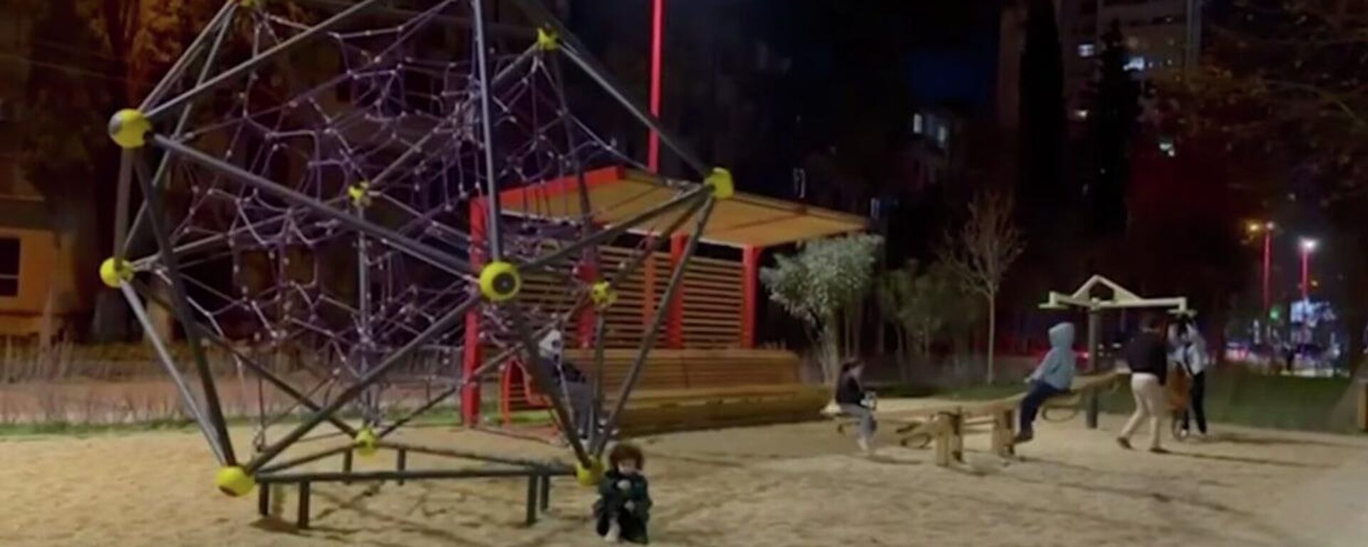 Работы по благоустройству сквера в Новом районе Сухума завершены досрочно - Sputnik Абхазия, 1920, 30.11.2025