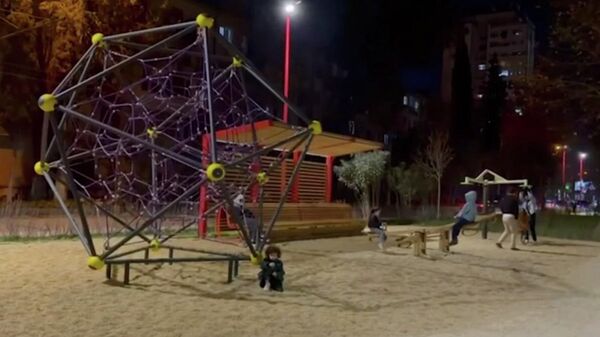 Работы по благоустройству сквера в Новом районе Сухума завершены досрочно - Sputnik Абхазия