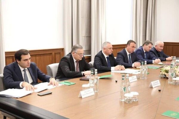 Ключевые меры по модернизации сетевого хозяйства и стабилизации энергоснабжения Абхазии обсудили на рабочем совещании президент Бадра Гунба и Первый замруководителя Администрации Президента РФ Сергей Кириенко - Sputnik Аҧсны