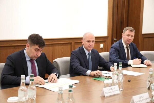 Аԥсны ахада Бадра Гәынбеи Урыстәыла ахада Иусбарҭа анапхгаҩы актәи ихаҭыԥуаҩ Сергеи Кириенкои имҩаԥыргаз аусуратә еиԥылараҿы Аԥсны афымцамчтә нхамҩа аиҭарҿыцреи атәыла фымцамчла аиқәыршәара аҭышәныртәалареи рзы ихадоу аусмҩаԥгатәқәа ирылацәажәеит - Sputnik Аҧсны