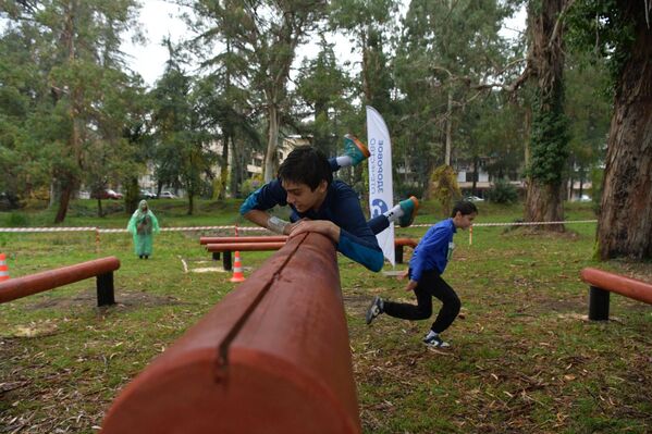 Полоса препятствий состоит более чем из 20 различных спортивных элементов - Sputnik Абхазия