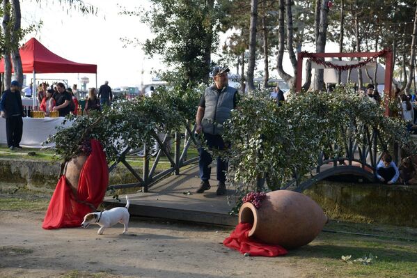 Организаторы фестиваля украсили территорию в стиле абхазского быта - Sputnik Абхазия