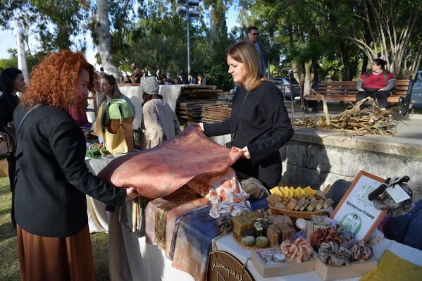 Десятки производителей и предпринимателей приняли участие в ярмарке - Sputnik Абхазия