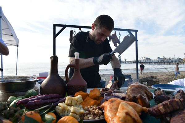 Крестьяне и повара угощали абхазскими национальными блюдами - Sputnik Абхазия