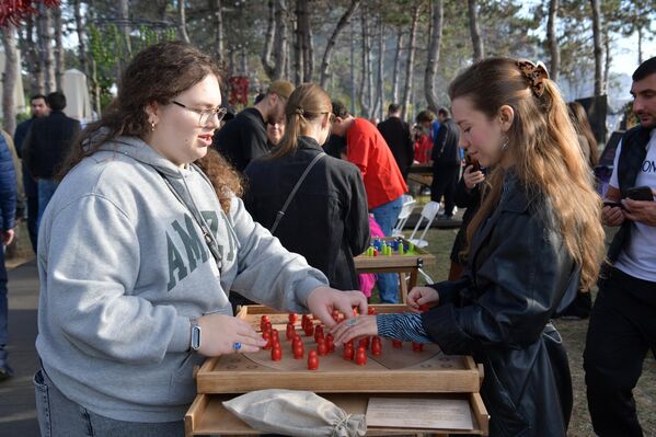Гости фестиваля могли коротать время за настольными играми - Sputnik Абхазия