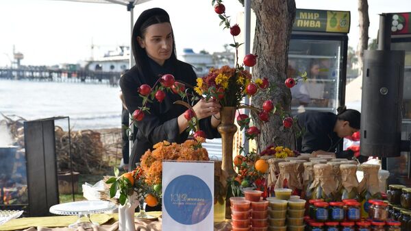 Фестиваль Вкус осени: фейхоа на набережной в Сухуме. - Sputnik Абхазия