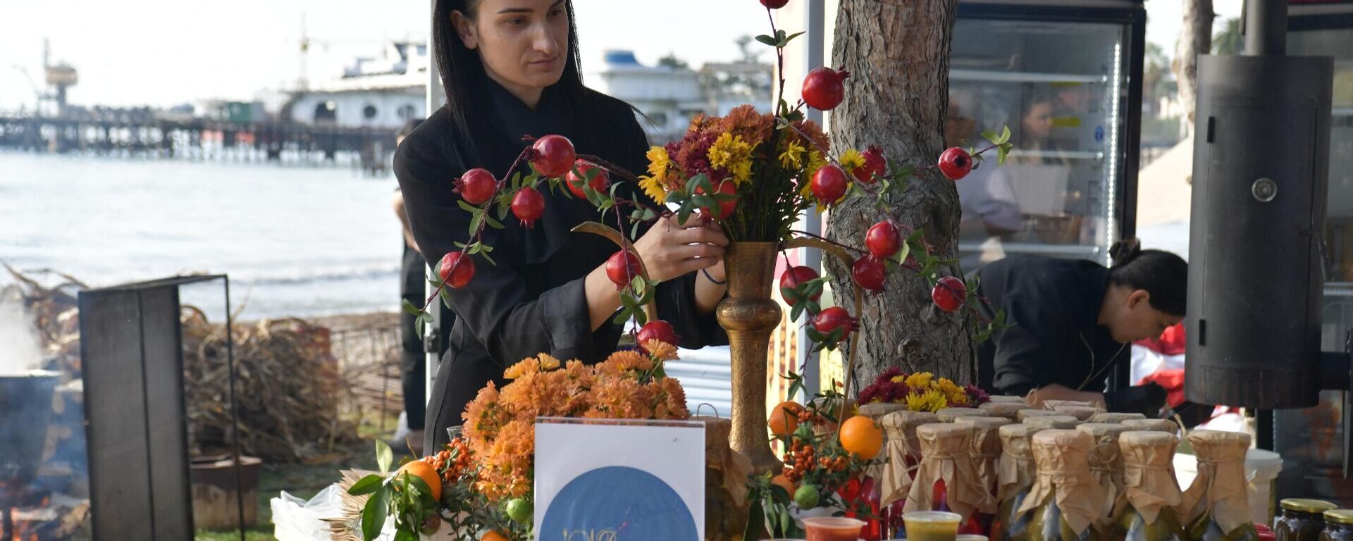 Фестиваль Вкус осени: фейхоа на набережной в Сухуме. - Sputnik Абхазия, 1920, 01.12.2025