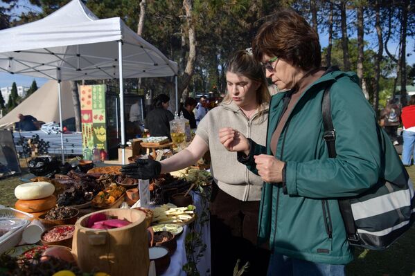 В нем приняли участие участие более 20 апацх и ресторанов, абхазские и российские шеф-повара - Sputnik Абхазия