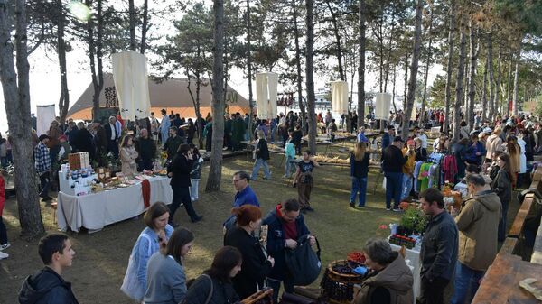 Фестиваль Вкус осени: фейхоа на набережной в Сухуме. - Sputnik Абхазия