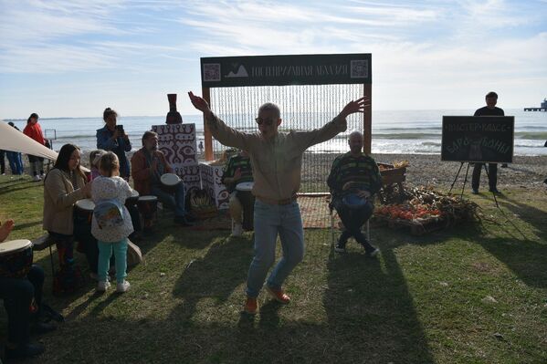 Были также организованы мастер-классы по игре на музыкальных инструментах - Sputnik Абхазия