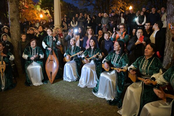 Для высокопоставленных гостей выступили Государственный ансамбль &quot;Гунда&quot; и музыкант Надир Джинал - Sputnik Абхазия