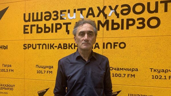 Кириенко АИХ-қәа ириҭаз аиҿцәажәара: аполитолог ихҳәаа
 - Sputnik Аҧсны