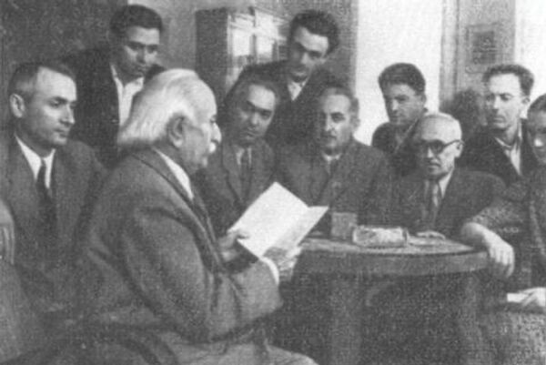 Аԥсуа шәҟәыҩҩцәеи апоетцәеи. Агәҭаны - Дырмит Гәлиа, армарахьтә арӷьарахь - Дырмит Гәлиа, Алықьса Џьонуа, Алықьса Лашәриа, Шамил Ԥлиа, Гьаргь Гәыблиа, Баграт Шьынқәба, Кәымф Ломиа, Иван Папасқьыр, Ҷиҷико Џьонуа, Нели Ҭарԥҳа.  - Sputnik Аҧсны