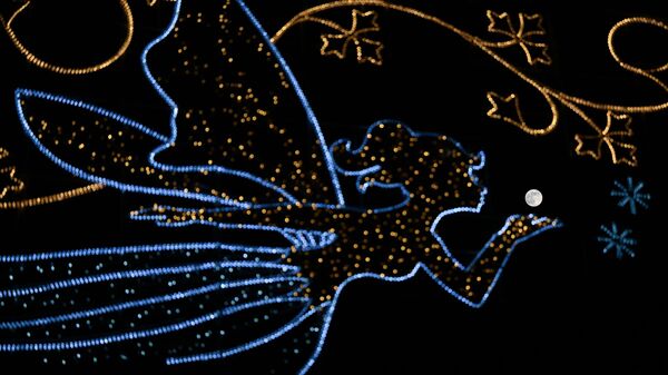 Полная луна видна за городским фонарём в форме феи, летящей к луне в небе над Лондоном, Великобритания - Sputnik Абхазия