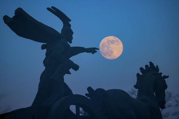 Полная луна освещает ночное небо 4 декабря 2025 года в Хуайбэе, провинция Аньхой, Китай. Вторая по величине полная луна этого года будет видна утром 5 декабря, но лучшее время для наблюдения — вечер 4 декабря - Sputnik Абхазия