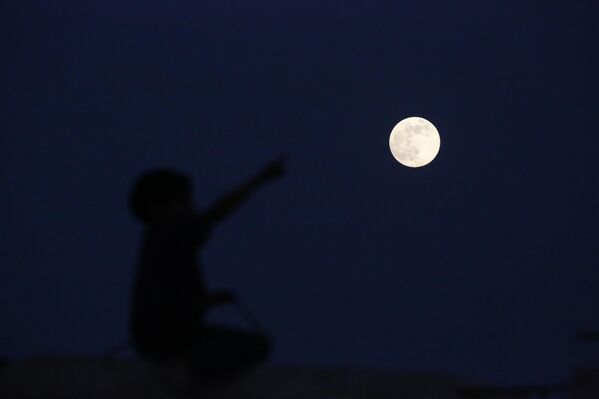 Над Аль-Мугракой в центральной Газе, сильно пострадавшей от израильских атак, видна сверхлуна &quot;Холодная Луна&quot; - Sputnik Абхазия