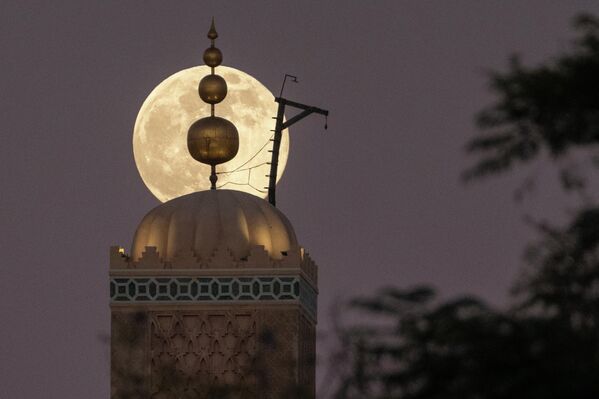 Сверхлуна, последняя полная луна этого года, восходит за мечетью Кутубия XII века в Морокко - Sputnik Абхазия