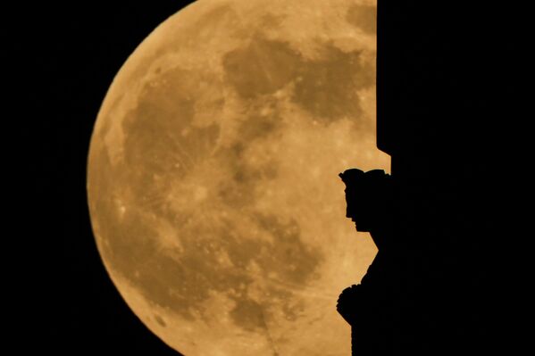 Полная сверхлуна восходит за статуей духа на вершине башни Мемориала Свободы в Национальном музее Второй мировой войны в штате Миссури - Sputnik Абхазия