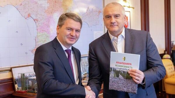 Делегация Правительства Абхазии во главе с вице-премьером Джансухом Нанба прибыла с официальным визитом в Крым, сообщил глава российского региона Сергей Аксенов в своем Telegram-канале - Sputnik Абхазия