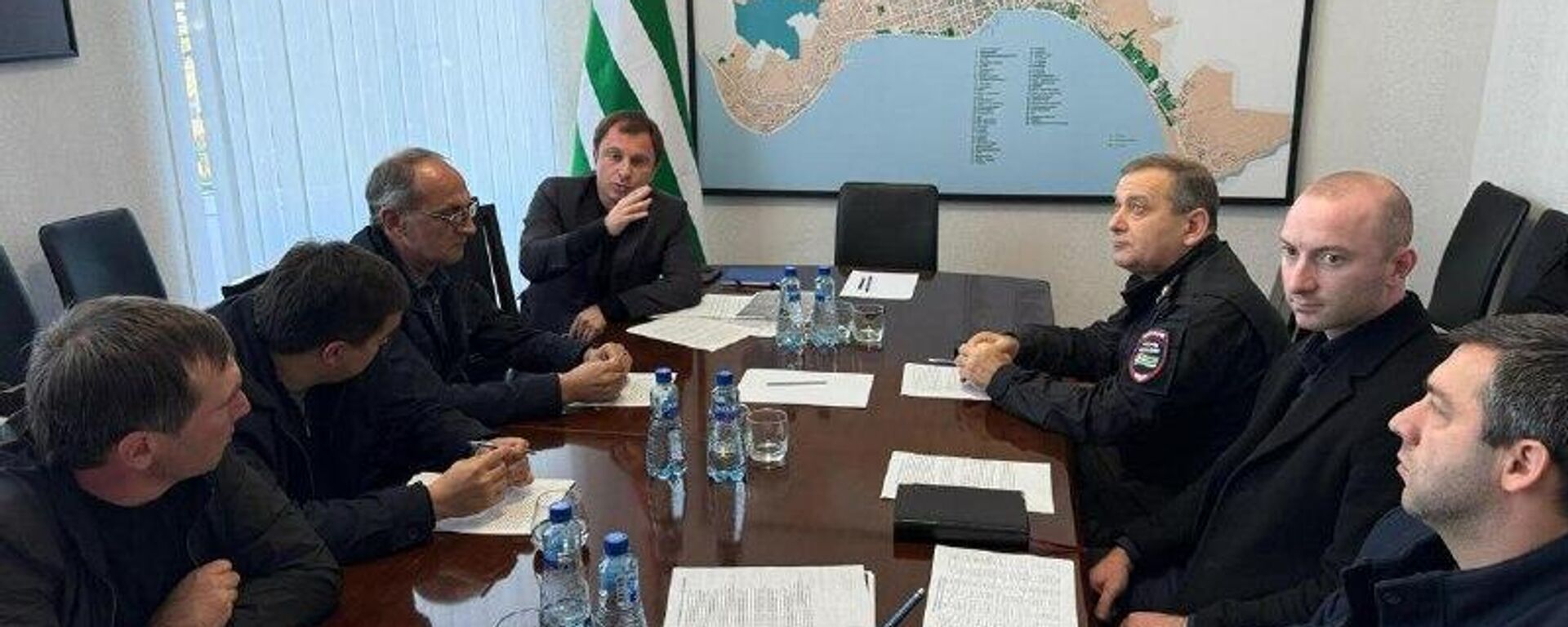 Более 350 случаев незаконного подключения к электросетям зафиксировано с июля в Сухуме, изъято 79 аппаратов для добычи криптовалюты, сообщил на совещании оперштаба по борьбе с майнингом замглавы столичной администрации Инал Авидзба - Sputnik Абхазия, 1920, 05.12.2025