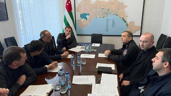 Более 350 случаев незаконного подключения к электросетям зафиксировано с июля в Сухуме, изъято 79 аппаратов для добычи криптовалюты, сообщил на совещании оперштаба по борьбе с майнингом замглавы столичной администрации Инал Авидзба - Sputnik Абхазия