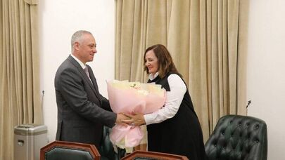 Президент Абхазии Бадра Гунба поздравил Алису Гицба с юбилеем
