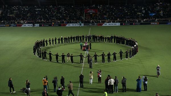 Танцевальный флешмоб под песню Азамат на стадионе Динамо перед матчем ФНЛ и Медиалиги - Sputnik Аҧсны