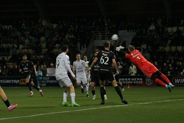 На первой минуте после передачи абхазского спортсмена Луки Багателия, играющего за сборную ФНЛ, был забит гол. - Sputnik Абхазия