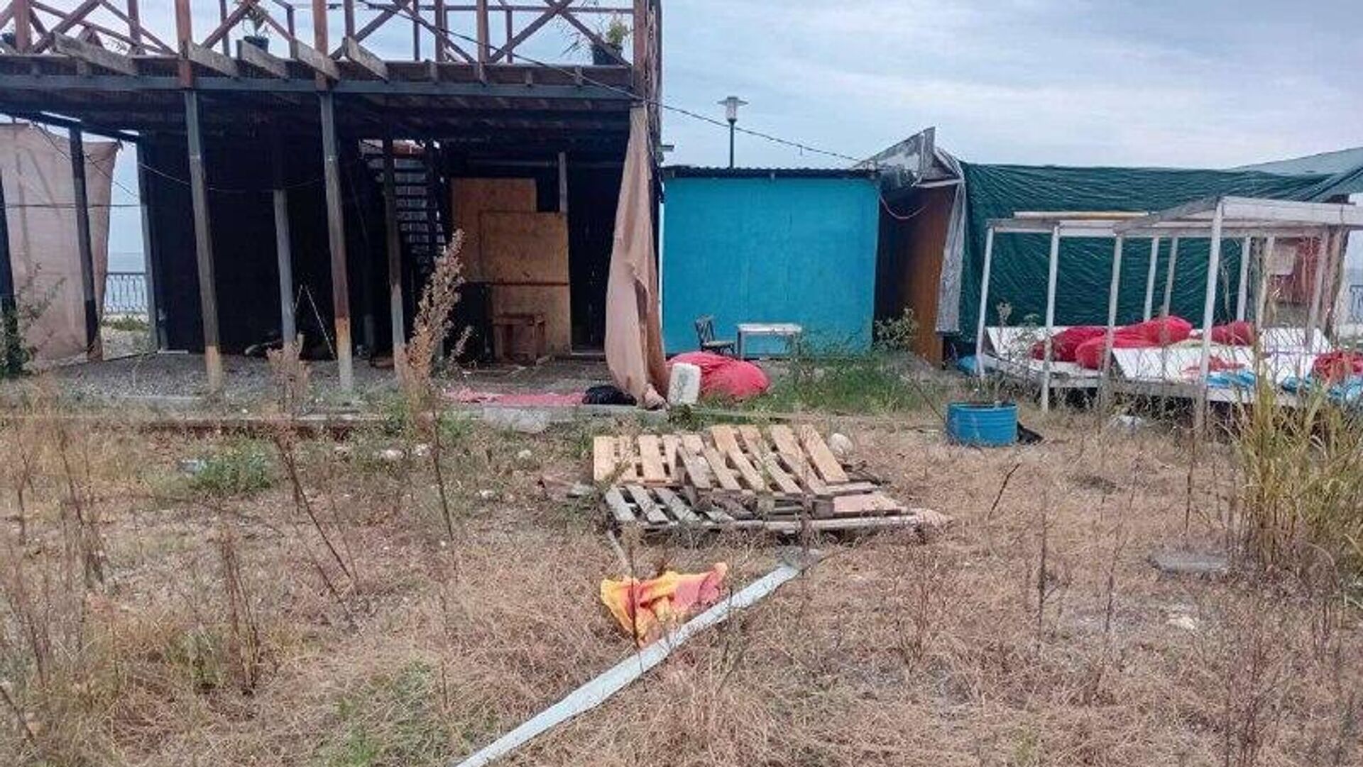 Ребенок упал в яму на улице Терешковой в Гагре Ребенок упал в яму на улице Терешковой в Гагре - Sputnik Абхазия, 1920, 07.12.2025