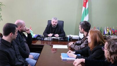 Внедрение школьных экскурсий для вовлечения детей в изучение культуры, природы и истории Абхазии предложили в Минтуризма на встрече главы ведомства с экскурсоводами