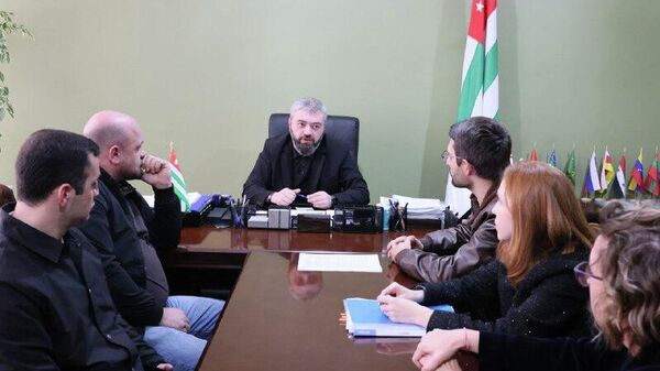 Внедрение школьных экскурсий для вовлечения детей в изучение культуры, природы и истории Абхазии предложили в Минтуризма на встрече главы ведомства с экскурсоводами - Sputnik Абхазия