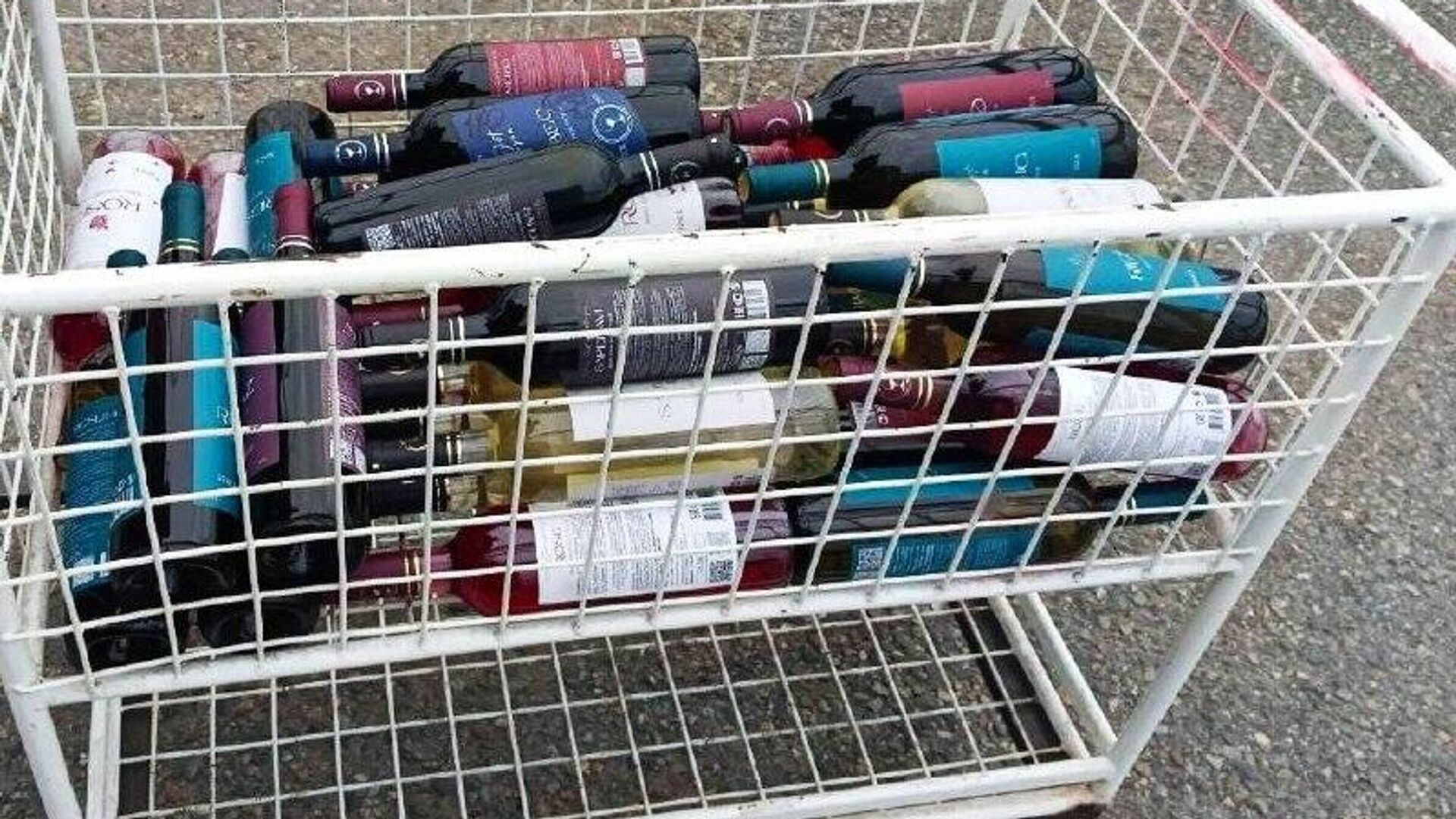 Турист из Абхазии пытался вывезти в Россию 55 литров спиртного Турист из Абхазии пытался вывезти в Россию 55 литров спиртного - Sputnik Абхазия, 1920, 11.12.2025