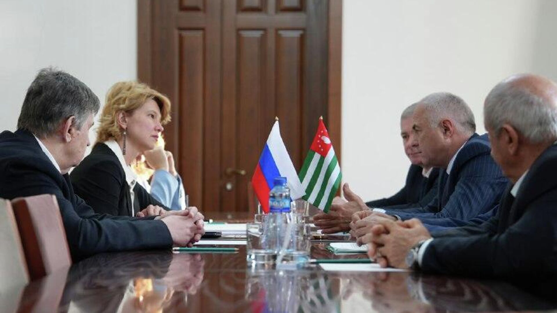 Абхазия готова предоставить российским производителям льготные условия для создания совместных питомников сельхозрастений в республике, сообщил глава Минсельхоза Беслан Джопуа своей российской коллеге Оксане Лут - Sputnik Абхазия, 1920, 12.12.2025