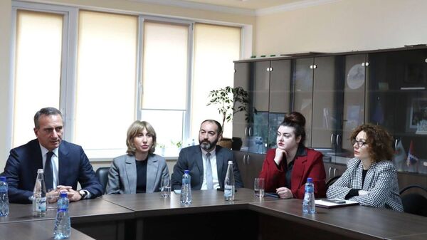 Олега Барциц на встрече со студентами специальности Международные отношения АГУ - Sputnik Аҧсны