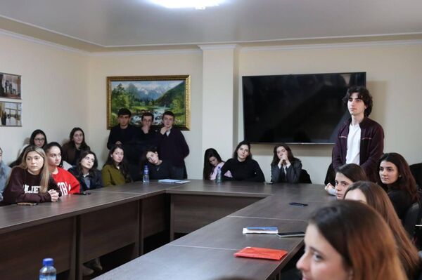 Адәныҟаполитикатә усбарҭа анапхгаҩи ААУ "Жәларбжьаратәи аизыҟазаашьақәа" астудентцәеи иареи реиԥылараҿы Адәныҟаполитикатә усбарҭа анапхгаҩи ААУ "Жәларбжьаратәи аизыҟазаашьақәа" астудентцәеи иареи реиԥылараҿы - Sputnik Аҧсны