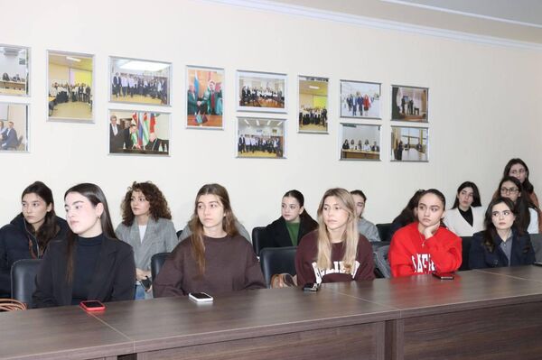 Адәныҟаполитикатә усбарҭа анапхгаҩи ААУ "Жәларбжьаратәи аизыҟазаашьақәа" астудентцәеи иареи реиԥылараҿы Адәныҟаполитикатә усбарҭа анапхгаҩи ААУ "Жәларбжьаратәи аизыҟазаашьақәа" астудентцәеи иареи реиԥылараҿы - Sputnik Аҧсны