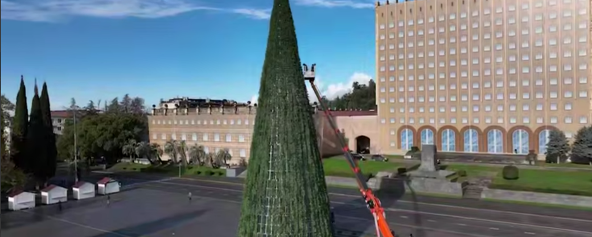 Собран каркас главной елки страны в Сухуме - Sputnik Абхазия, 1920, 13.12.2025