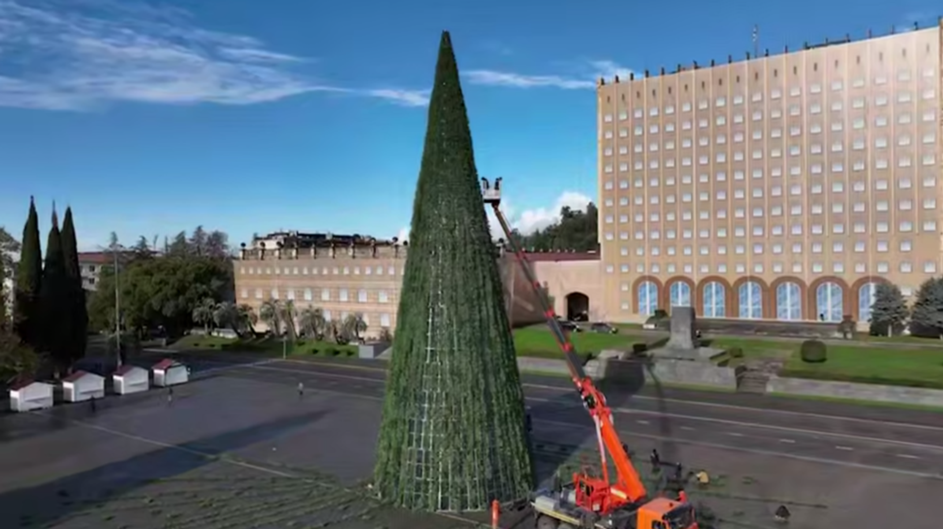 Собран каркас главной елки страны в Сухуме Собран каркас главной елки страны в Сухуме - Sputnik Абхазия, 1920, 13.12.2025