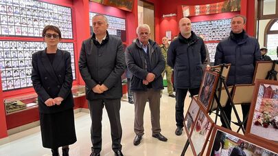 Бадра Гунба посетил выставку памяти жертв Латской трагедии в Гудаутском музее