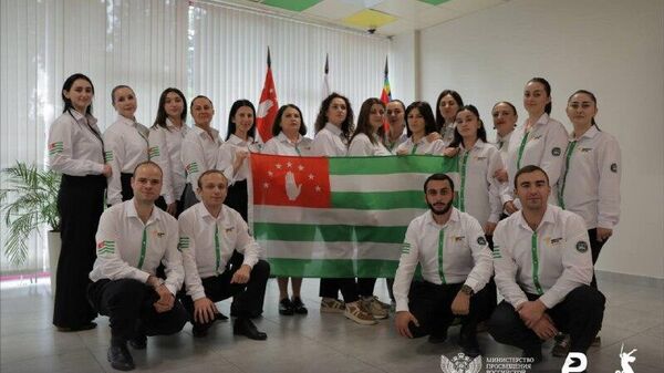 Аԥснытәи арҵаҩцәа-амҩақәҵаҩцәа азанааҭ-ҽазыҟаҵаратә курсқәа ирхысуеит Артек - Sputnik Аҧсны